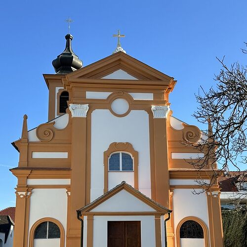 Westfassade, Turm, Giebel und Turmkreuz