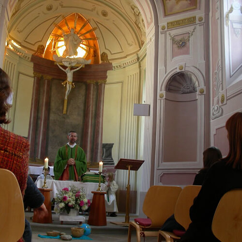 Familiengottesdienst mit Sesseln vom Pfarrheim