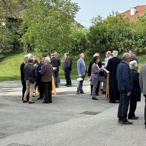 Agape auf dem Kirchenplatz