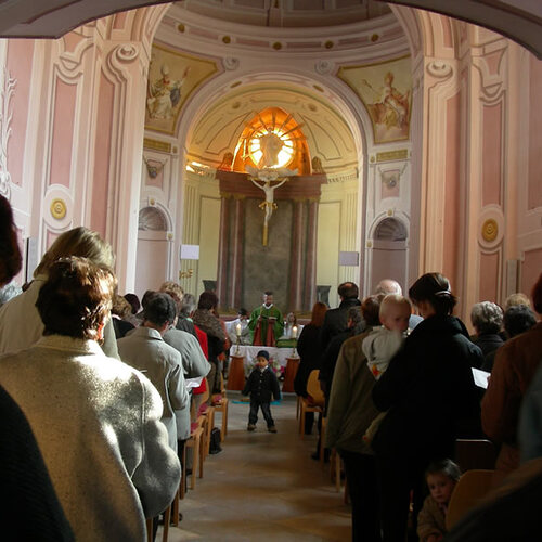 Familiengottesdienst mit Sesseln vom Pfarrheim