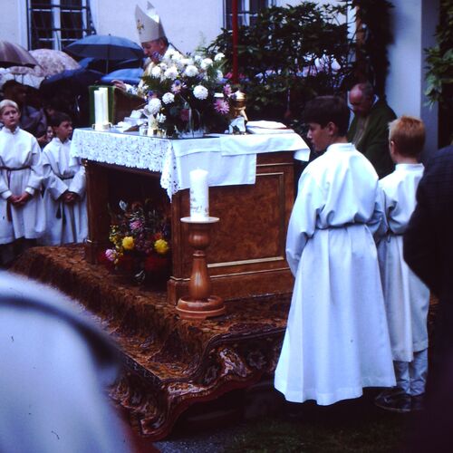 Festl. geschmückter Altar